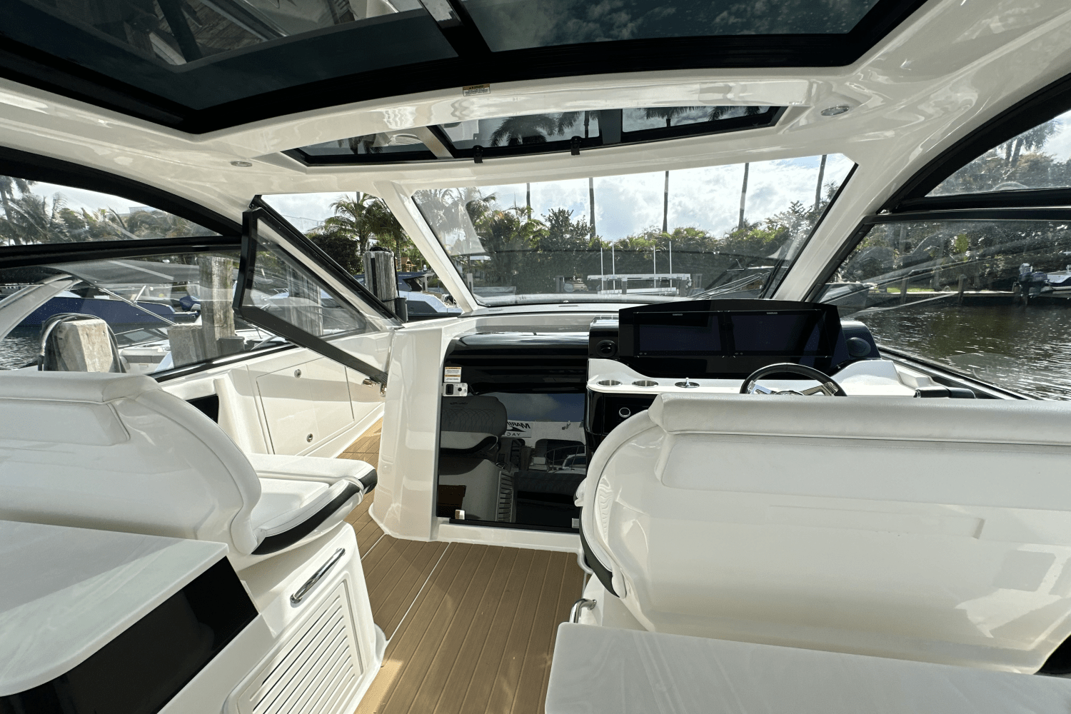 Slide: The Image of Sea Ray Sundancer 370 OB 2022 - 23