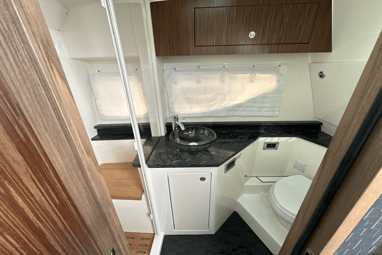 Slide: The Image of Sea Ray Sundancer 370 OB 2022 - 24