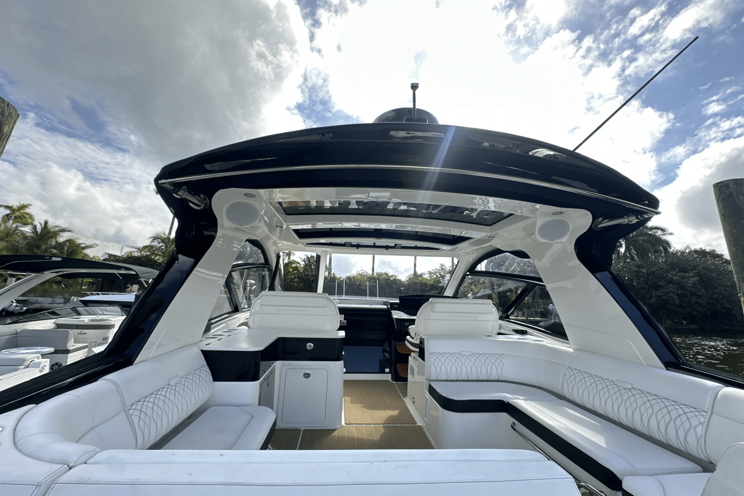 Slide: The Image of Sea Ray Sundancer 370 OB 2022 - 25