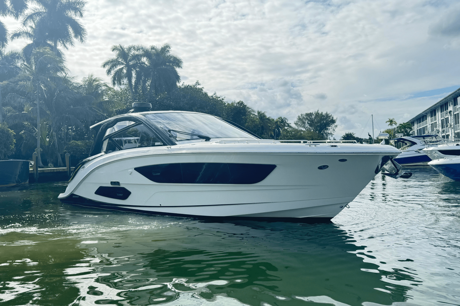 Slide: The Image of Sea Ray Sundancer 370 OB 2022 - 5