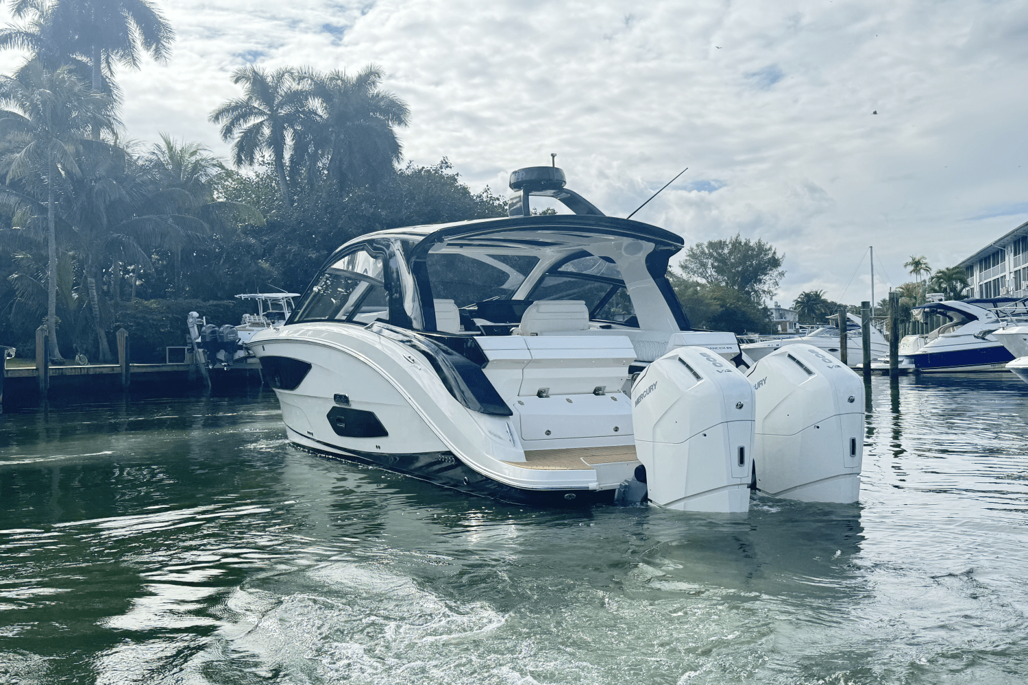 Slide: The Image of Sea Ray Sundancer 370 OB 2022 - 8
