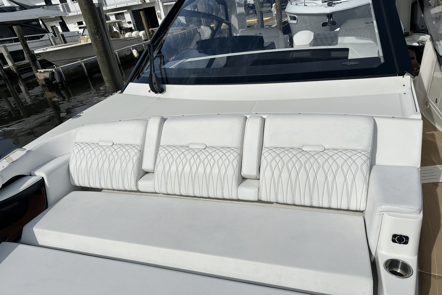 Slide: The Image of Sea Ray Sundancer 370 OB 2022 - 9