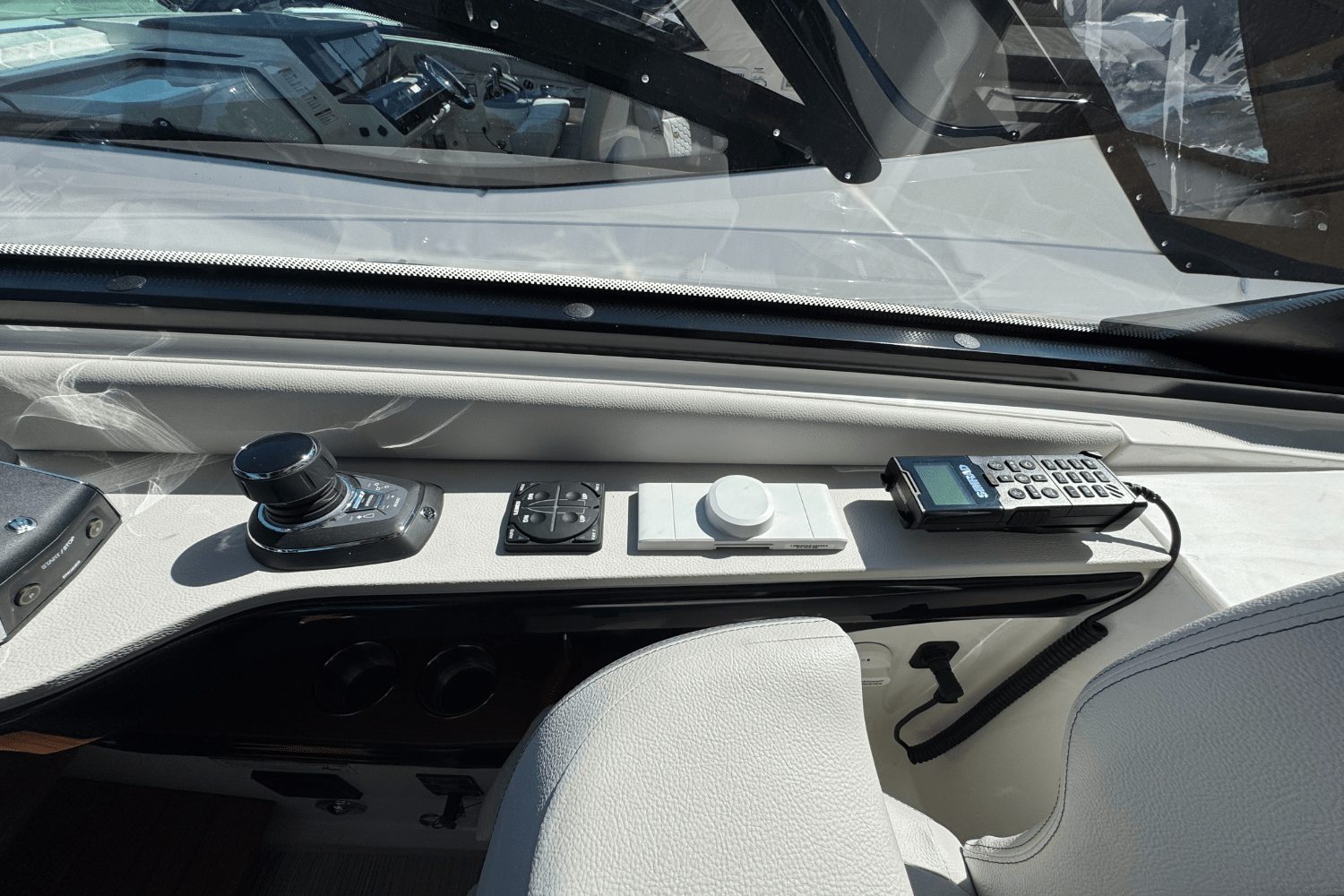 Slide: The Image of Sea Ray Sundancer 370 Outboard 2025 - 15