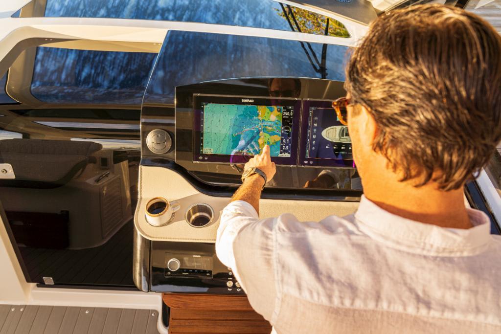 Slide: The Image of Sea Ray Sundancer 370 Outboard 2025 - 16