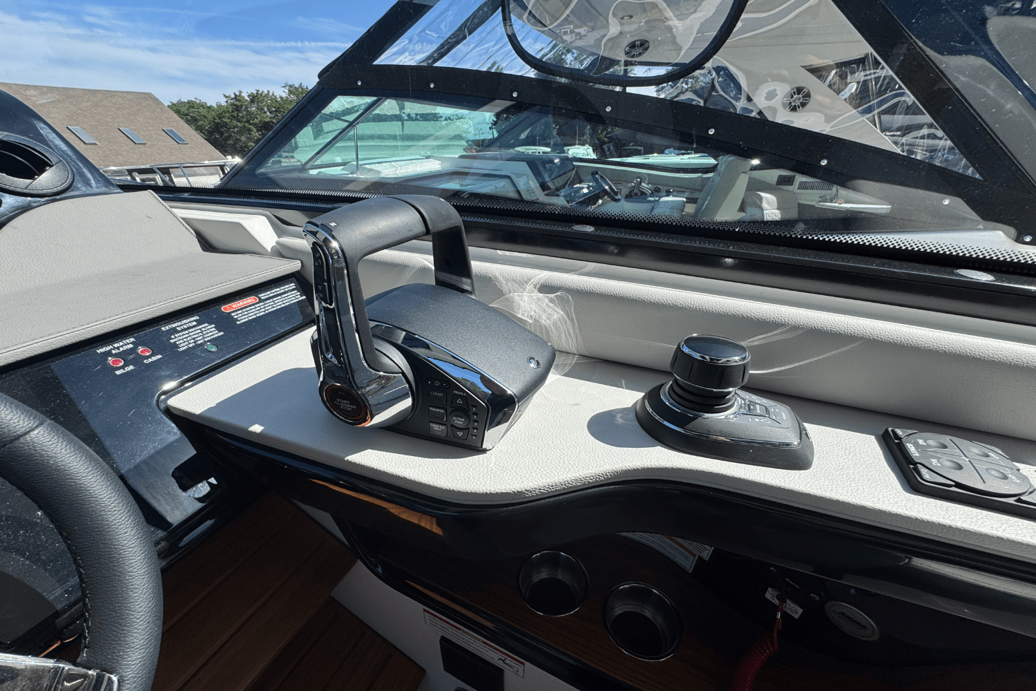 Slide: The Image of Sea Ray Sundancer 370 Outboard 2025 - 16