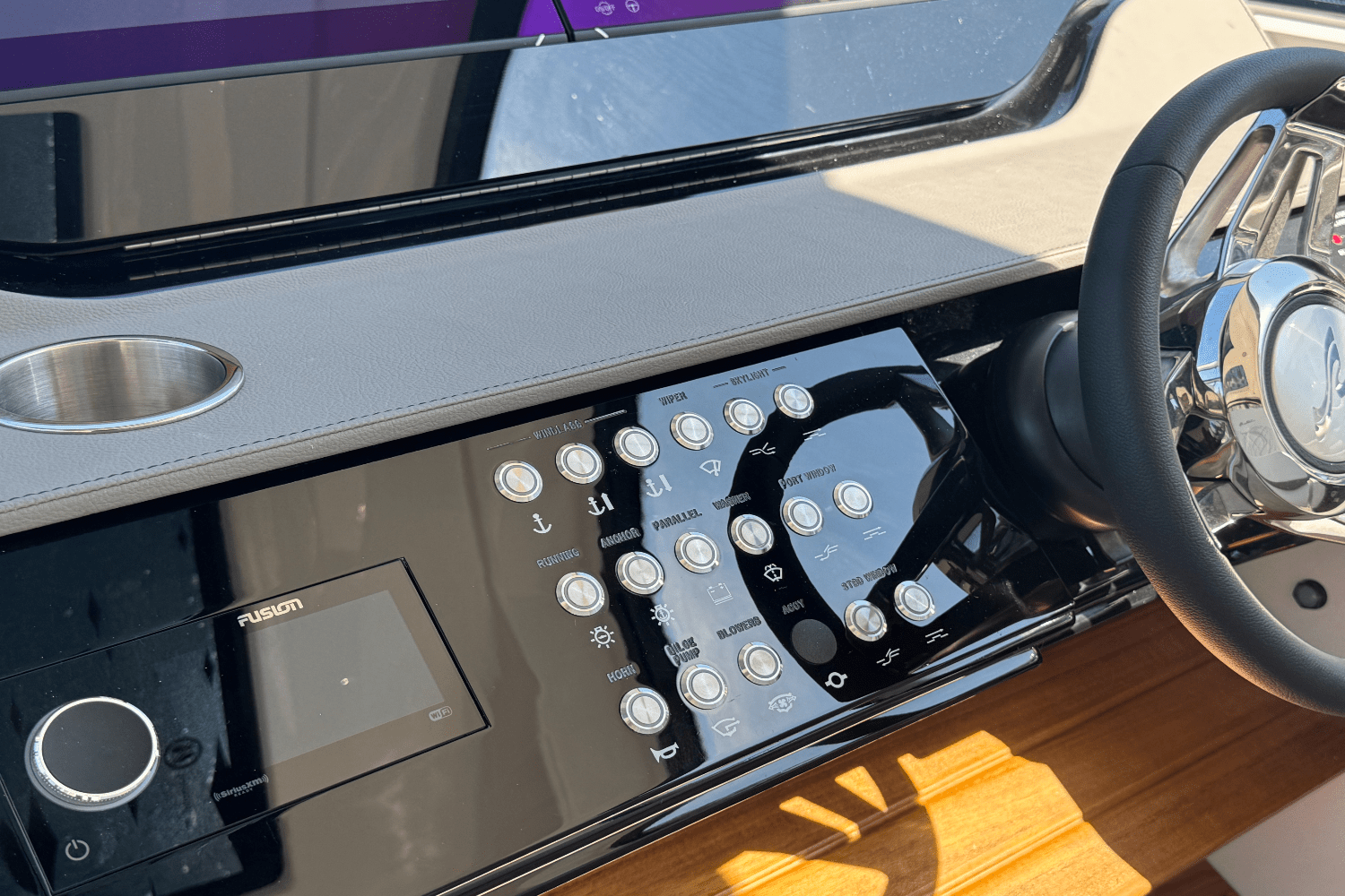 Slide: The Image of Sea Ray Sundancer 370 Outboard 2025 - 18