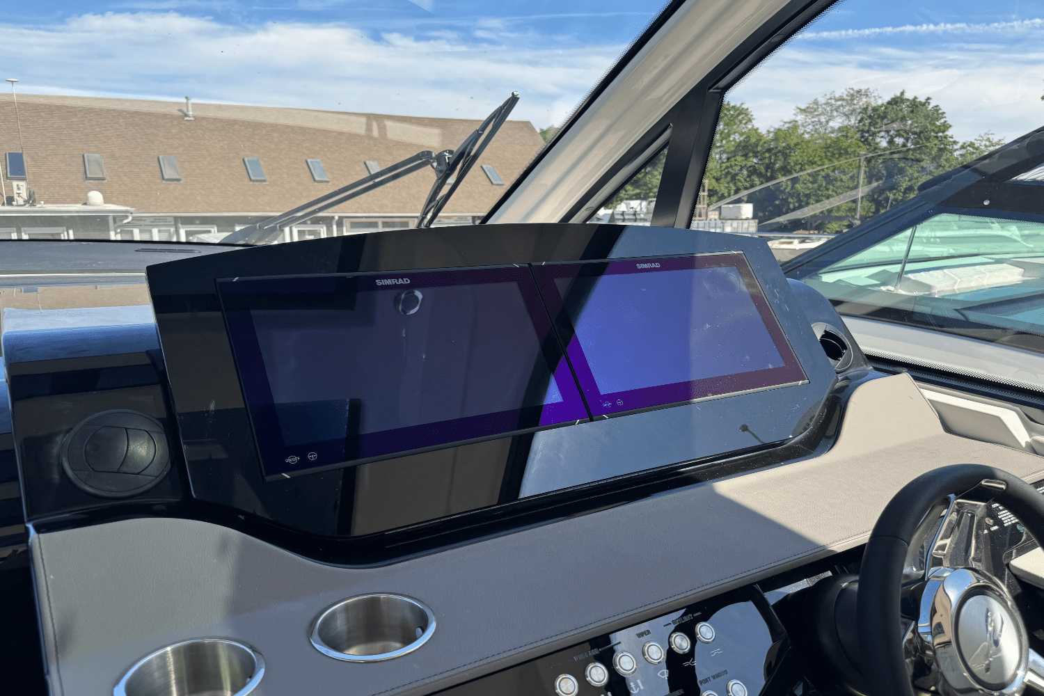 Slide: The Image of Sea Ray Sundancer 370 Outboard 2025 - 19