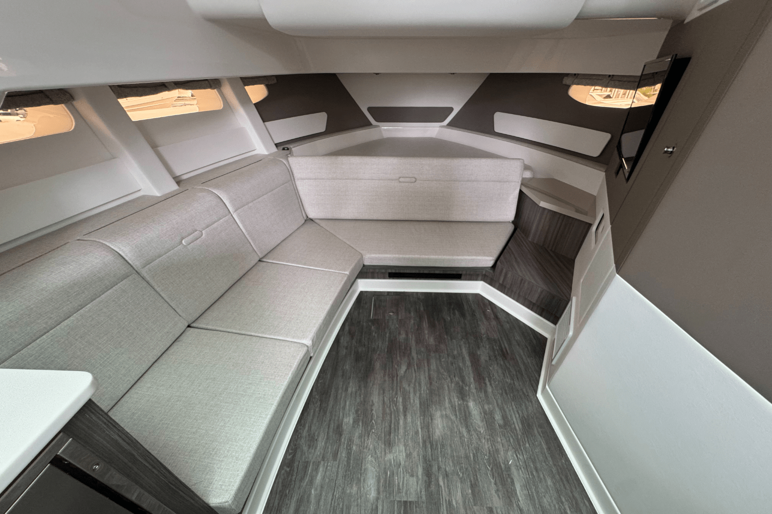 Slide: The Image of Sea Ray Sundancer 370 Outboard 2025 - 21