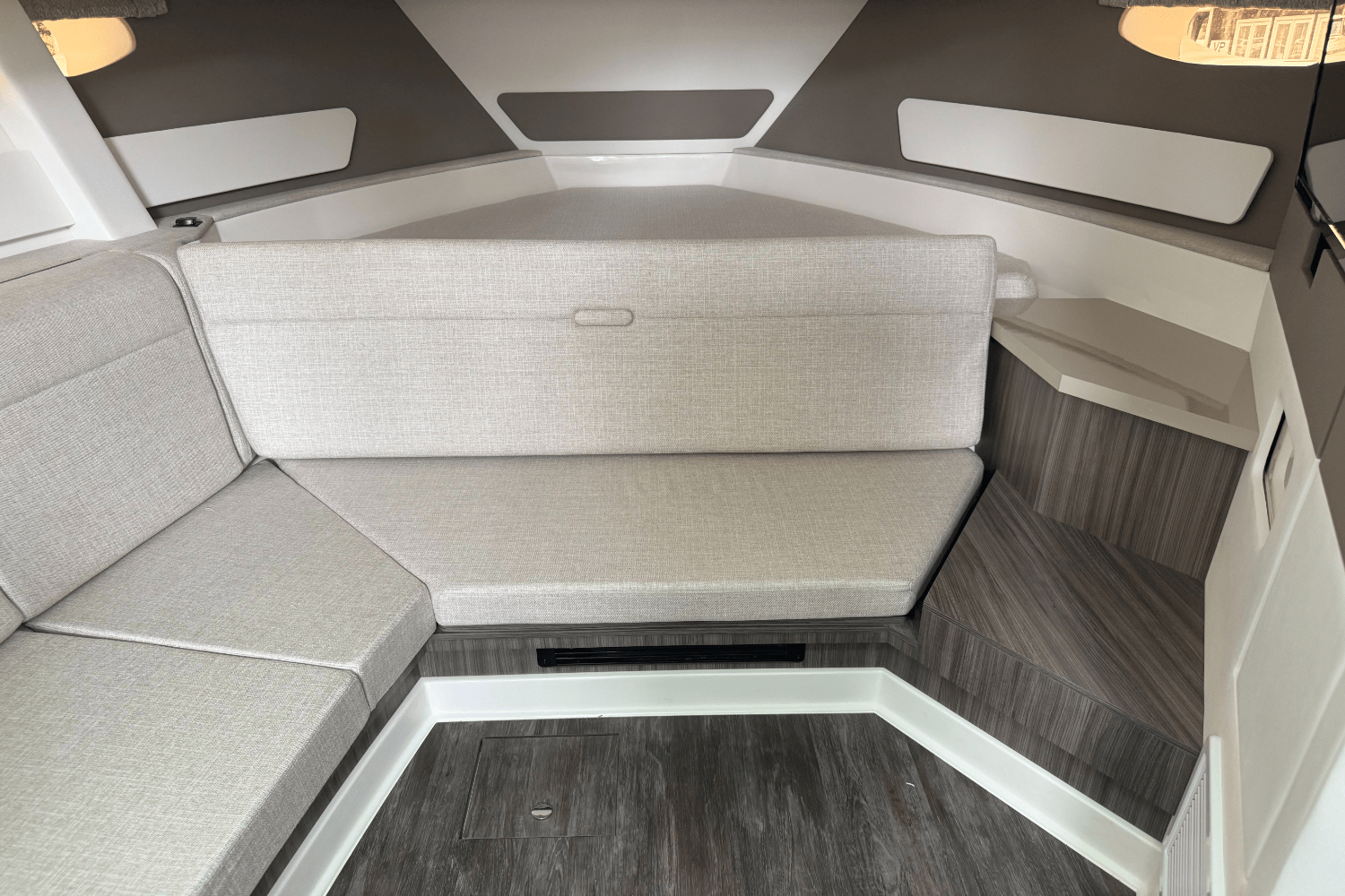 Slide: The Image of Sea Ray Sundancer 370 Outboard 2025 - 22