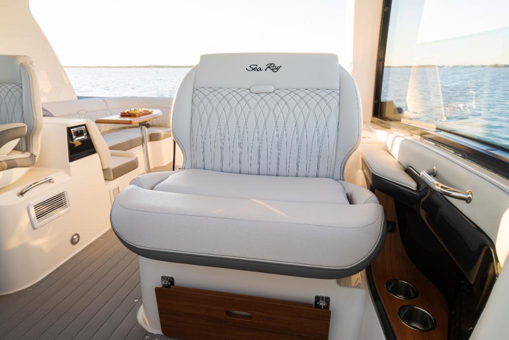 Slide: The Image of Sea Ray Sundancer 370 Outboard 2025 - 23