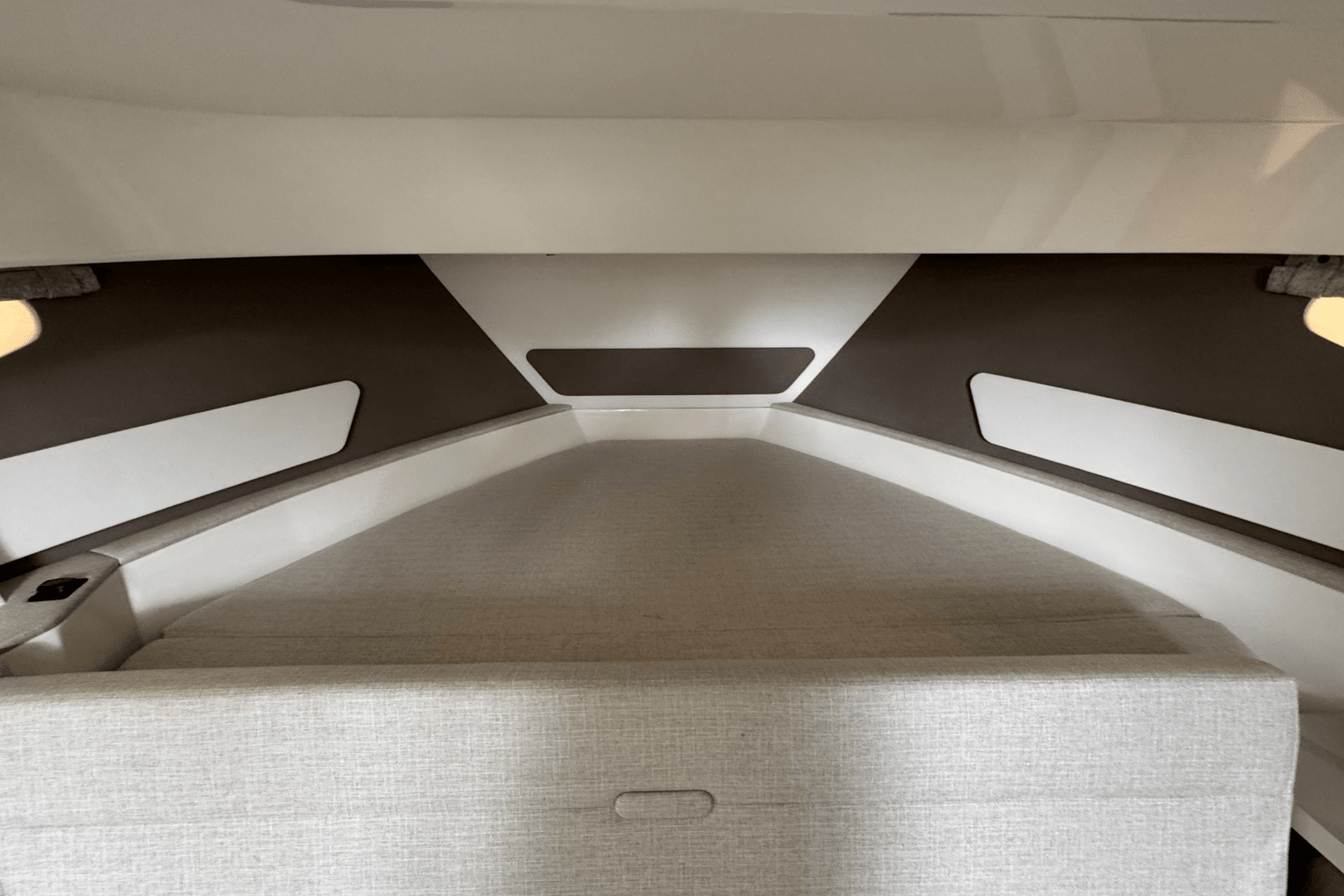 Slide: The Image of Sea Ray Sundancer 370 Outboard 2025 - 23