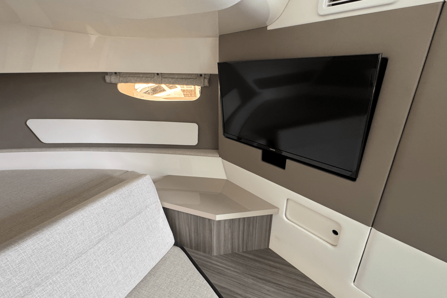 Slide: The Image of Sea Ray Sundancer 370 Outboard 2025 - 24