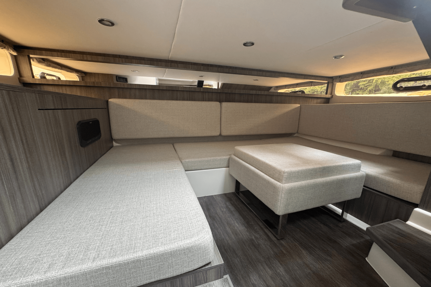 Slide: The Image of Sea Ray Sundancer 370 Outboard 2025 - 25