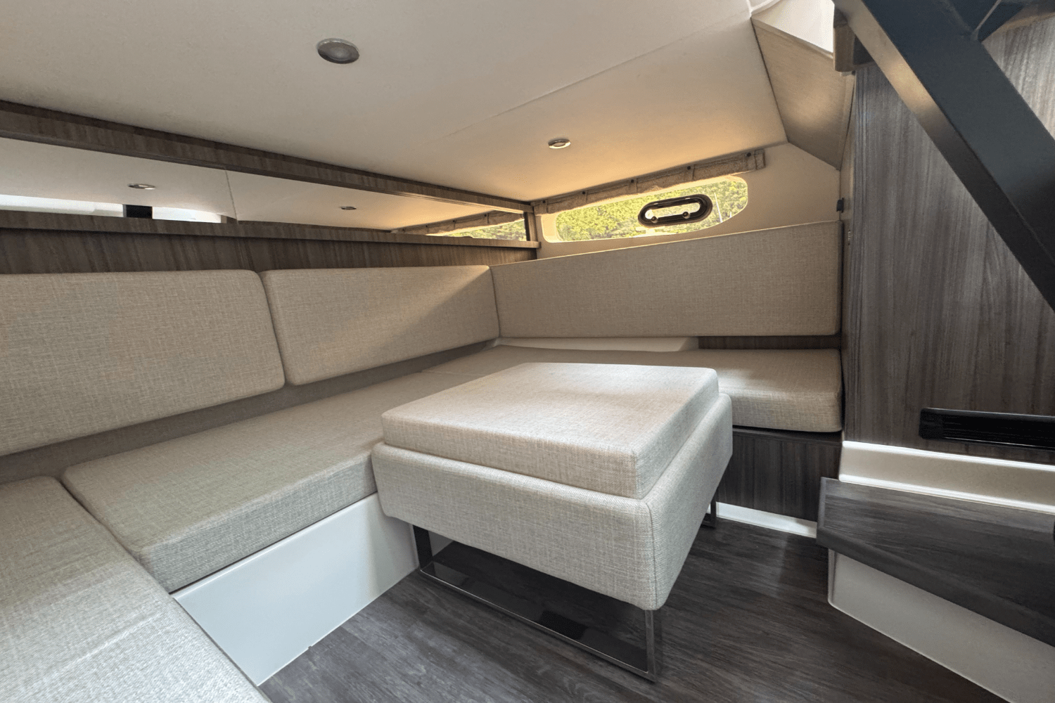 Slide: The Image of Sea Ray Sundancer 370 Outboard 2025 - 27