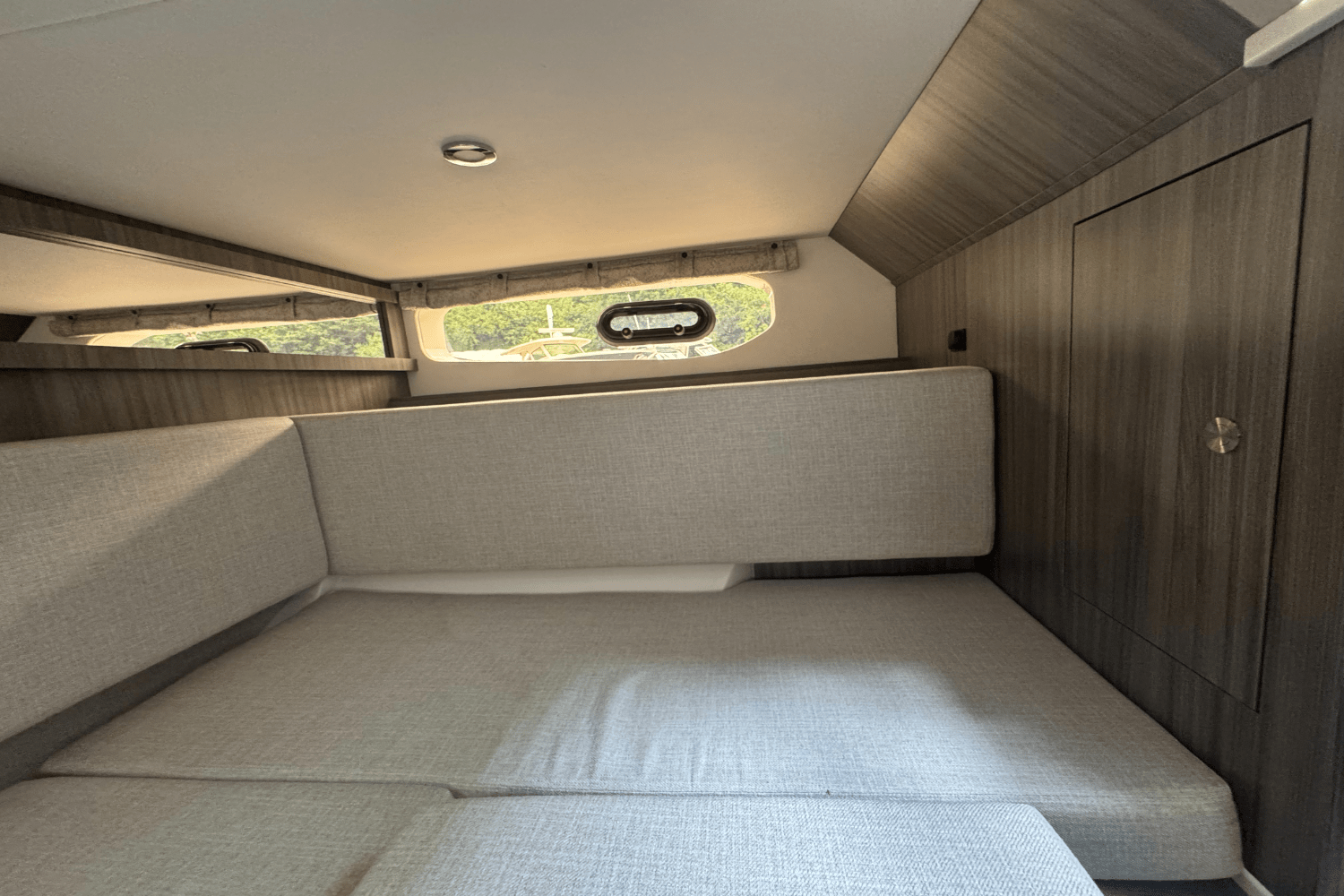 Slide: The Image of Sea Ray Sundancer 370 Outboard 2025 - 29