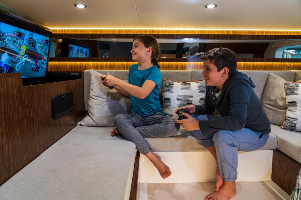 Slide: The Image of Sea Ray Sundancer 370 Outboard 2025 - 32