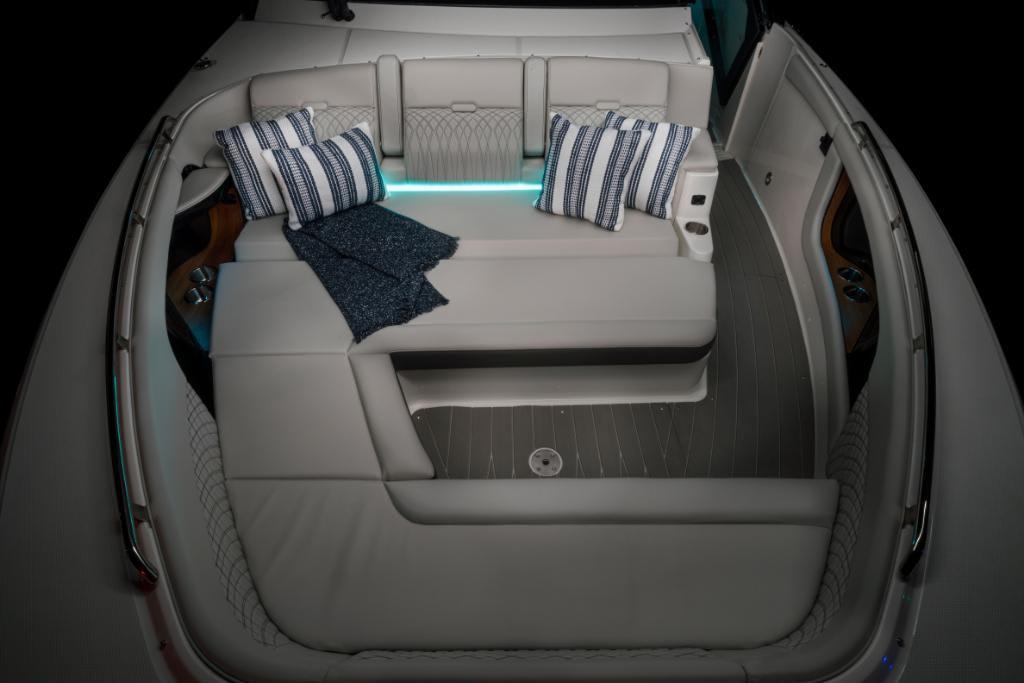 Slide: The Image of Sea Ray Sundancer 370 Outboard 2025 - 38
