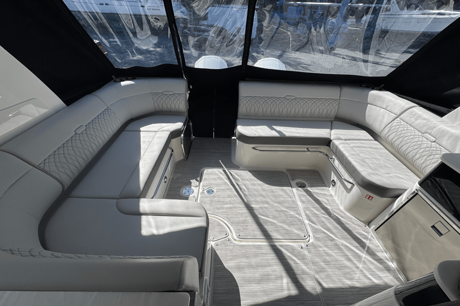 Slide: The Image of Sea Ray Sundancer 370 Outboard 2025 - 7