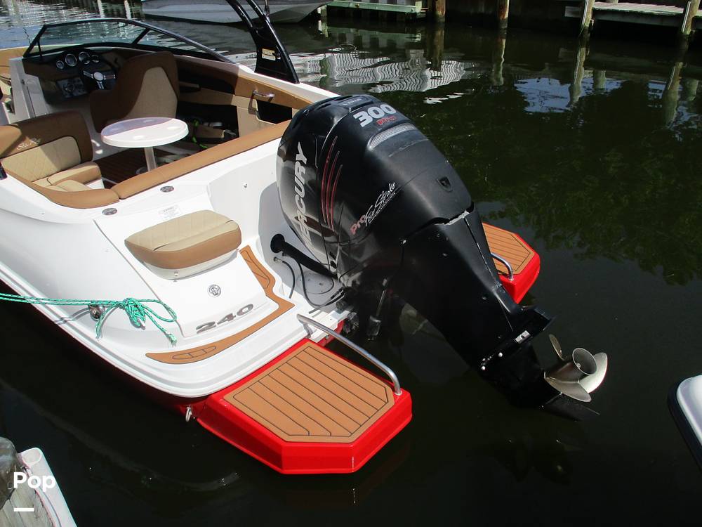 Slide: The Image of Sea Ray Sundeck 240 2014 - 15704130