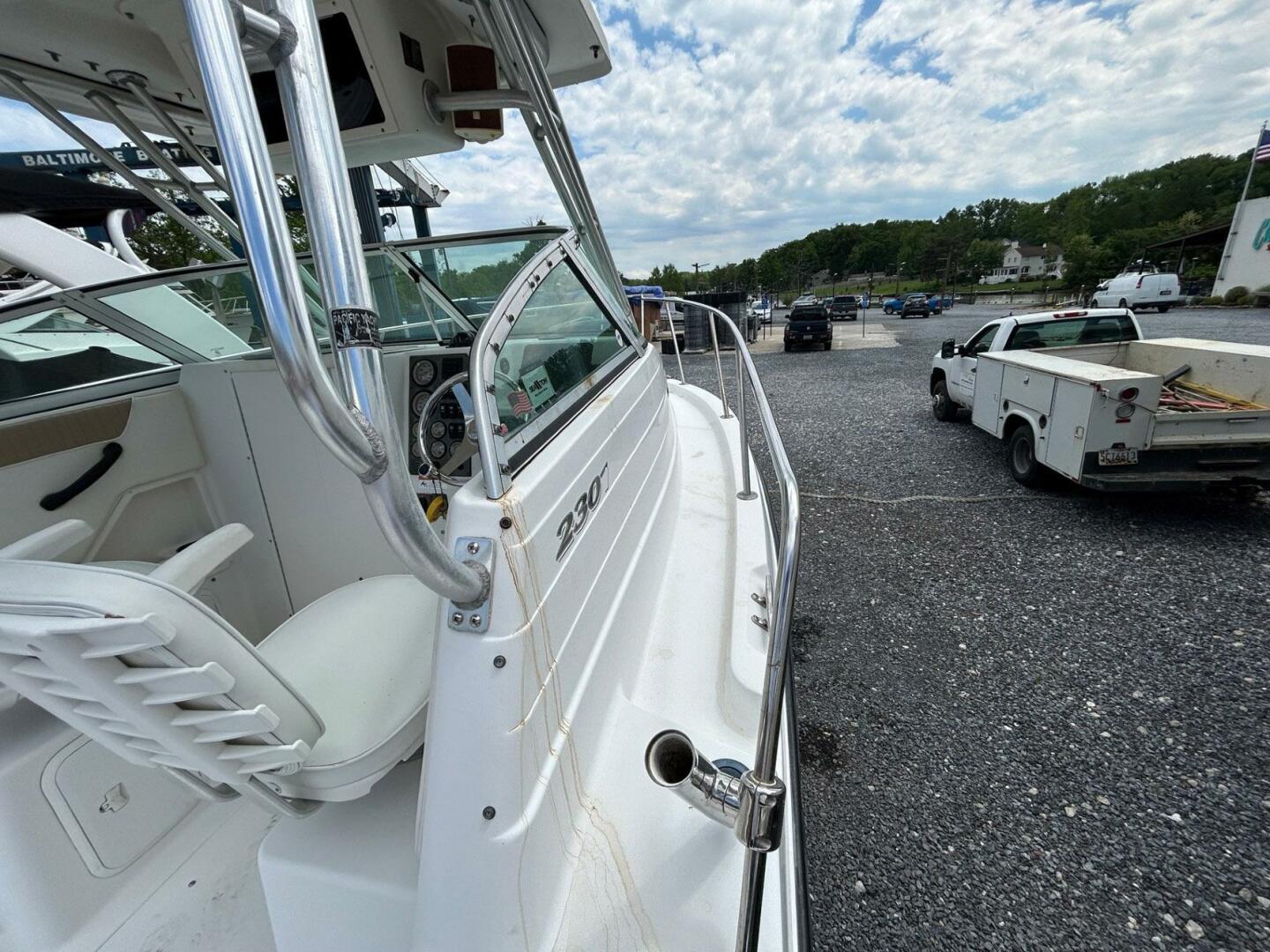 Slide: The Image of Seaswirl Striper 2301 Walkaround I/O 2005 - 5313618