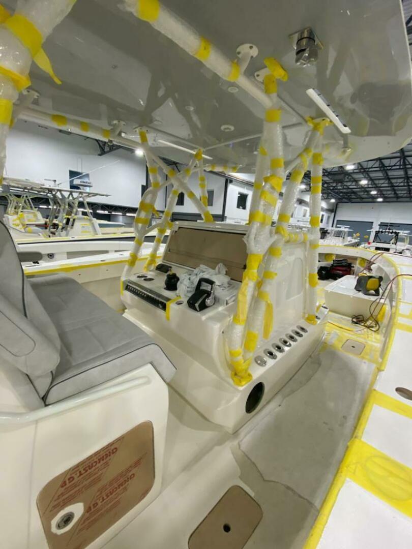 Slide: The Image of SeaVee 390z Center Console 2022 - 4260031