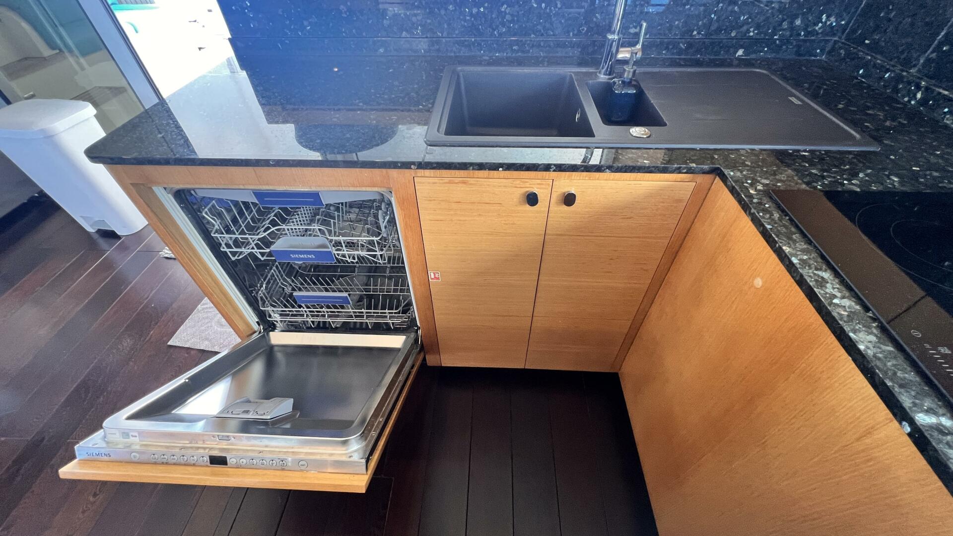 Slide: The Image of Serenity 64 Electric Hybrid 2019 - 4355221