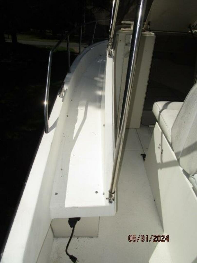 Slide: The Image of 22' Shamrock port side deck2 - 4470711