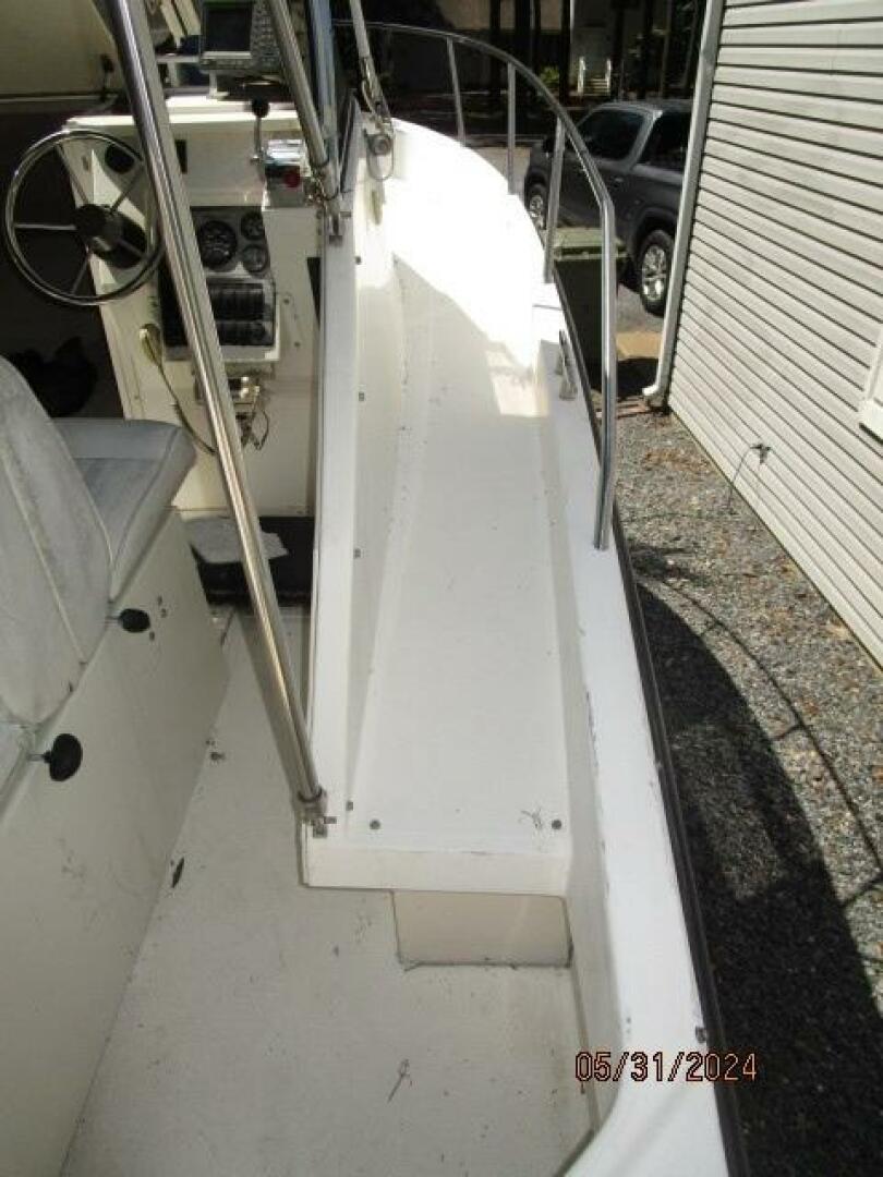 Slide: The Image of 22' Shamrock starboard side deck2 - 4470718