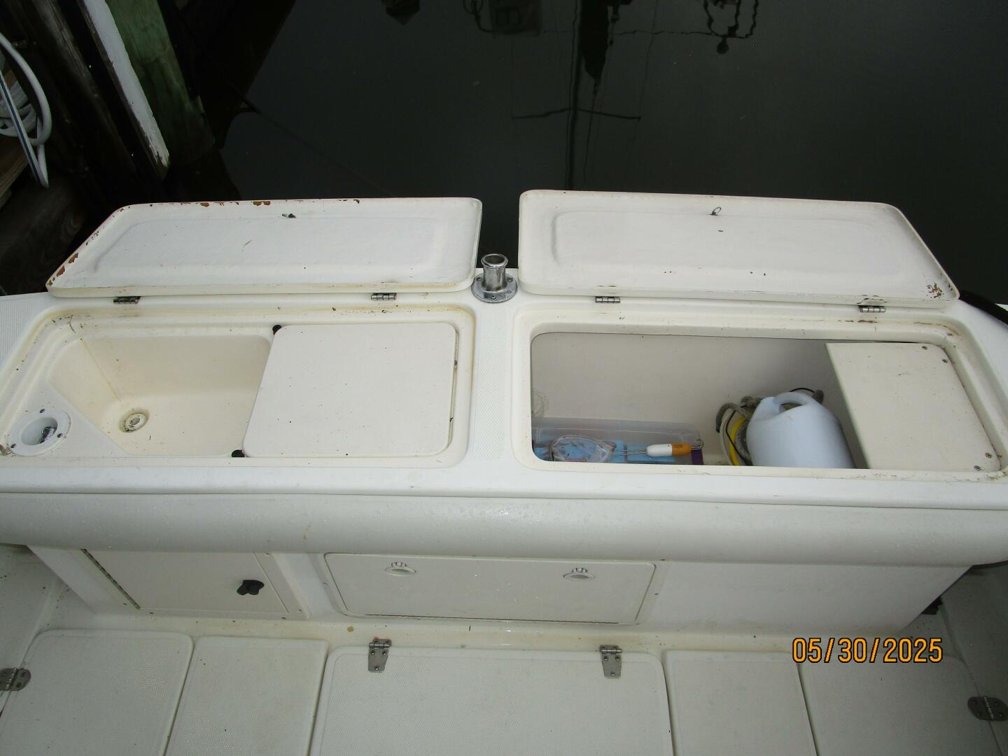 Slide: The Image of 26' Shamrock transom storage-sink - 5373201