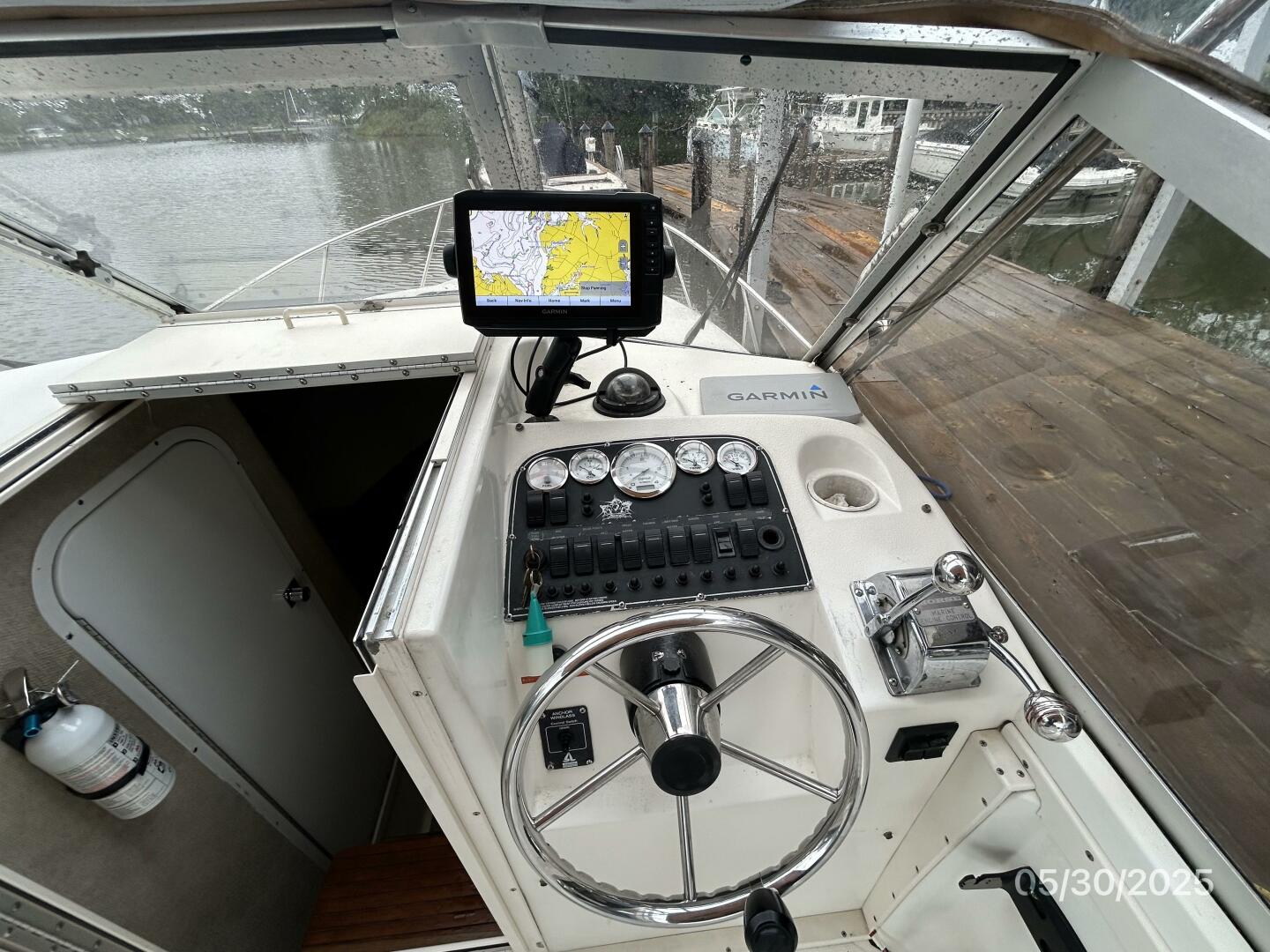 Slide: The Image of 26' Shamrock helm2 - 5373192