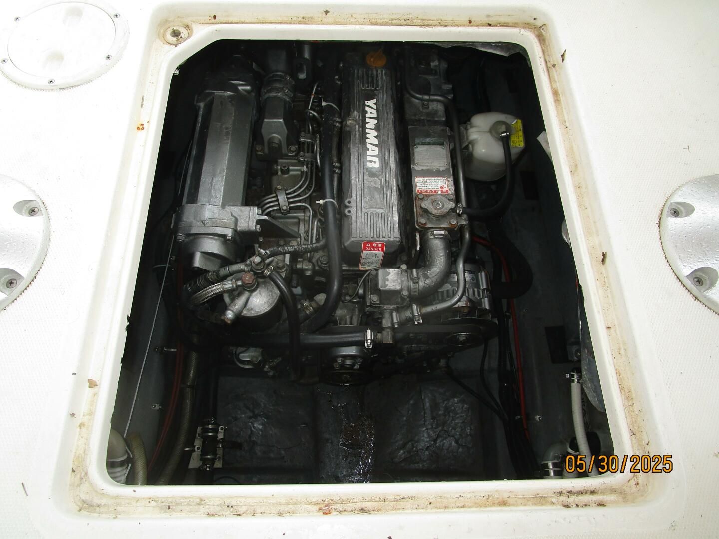 Slide: The Image of 26' Shamrock engine room access1 - 5373185