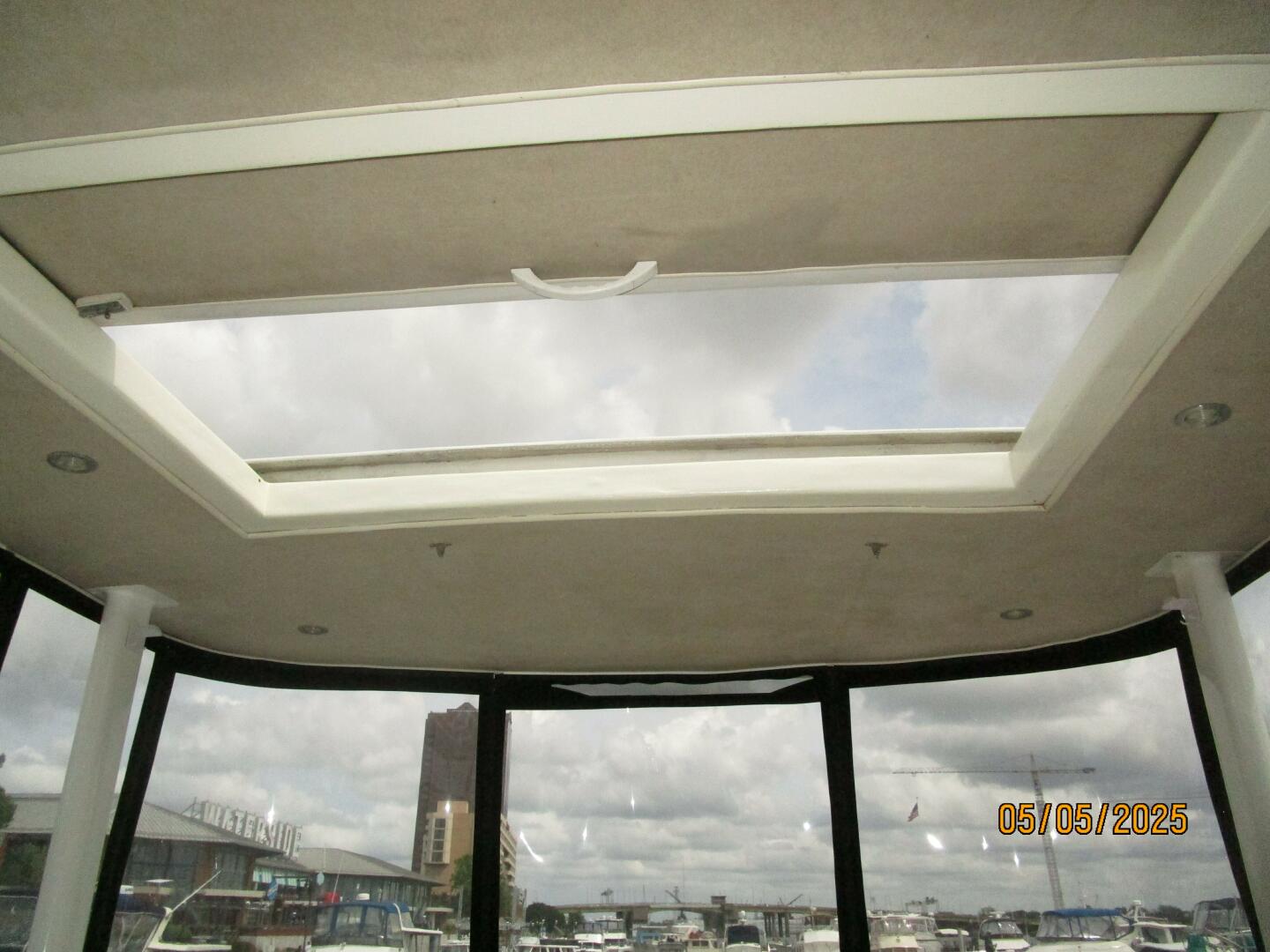 Slide: The Image of 43' Silverton flybridge hardtop sunroof - 5281701
