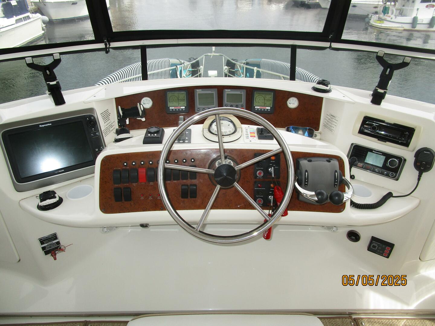 Slide: The Image of 43' Silverton flybridge helm2 - 5281704