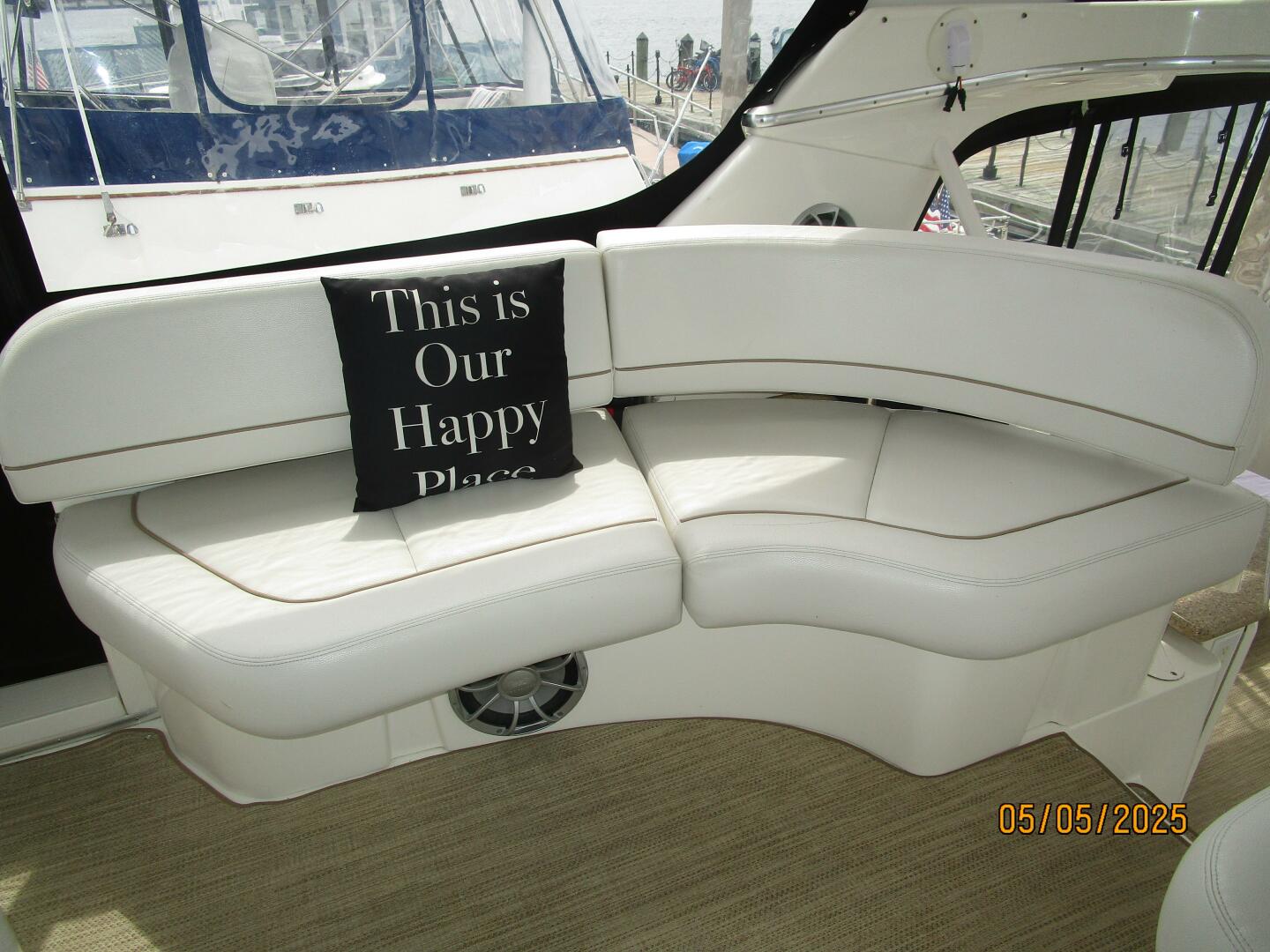 Slide: The Image of 43' Silverton flybridge starboard aft seating - 5281708