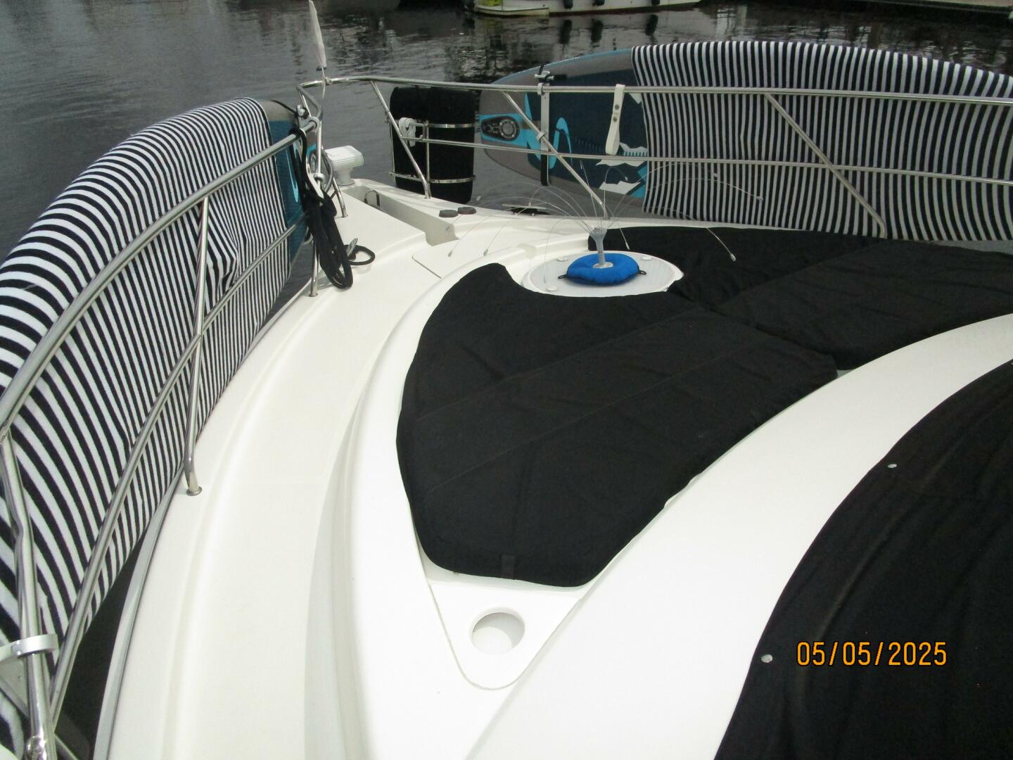 Slide: The Image of 43' Silverton foredeck1 - 5281711
