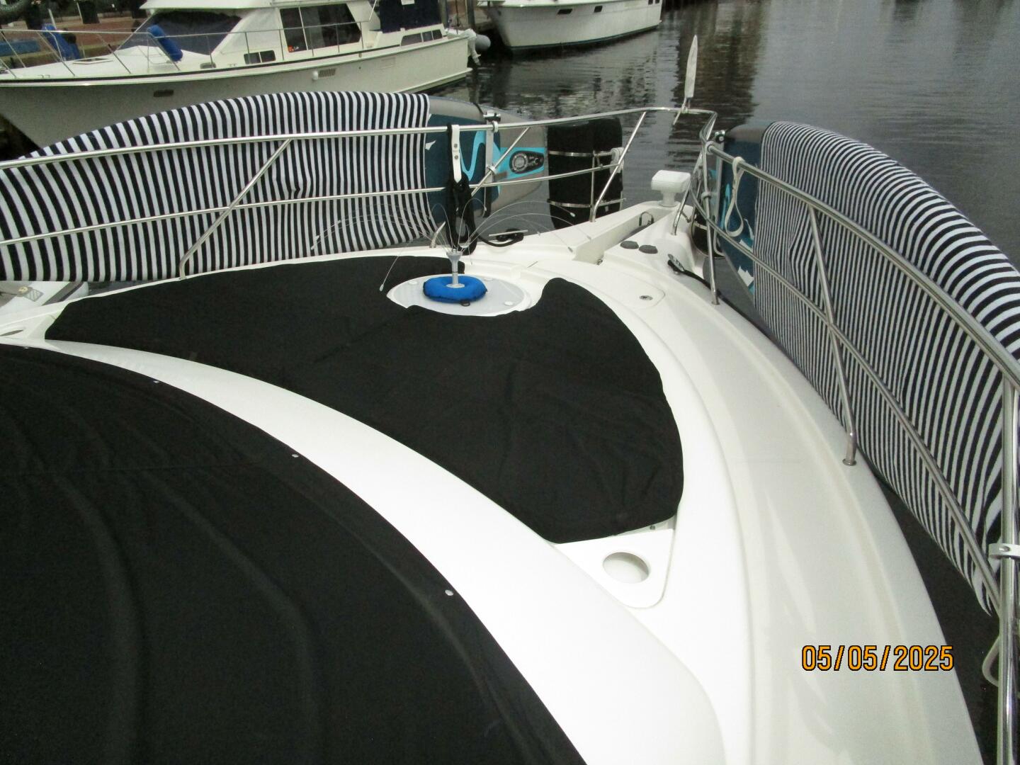 Slide: The Image of 43' Silverton foredeck2 - 5281712