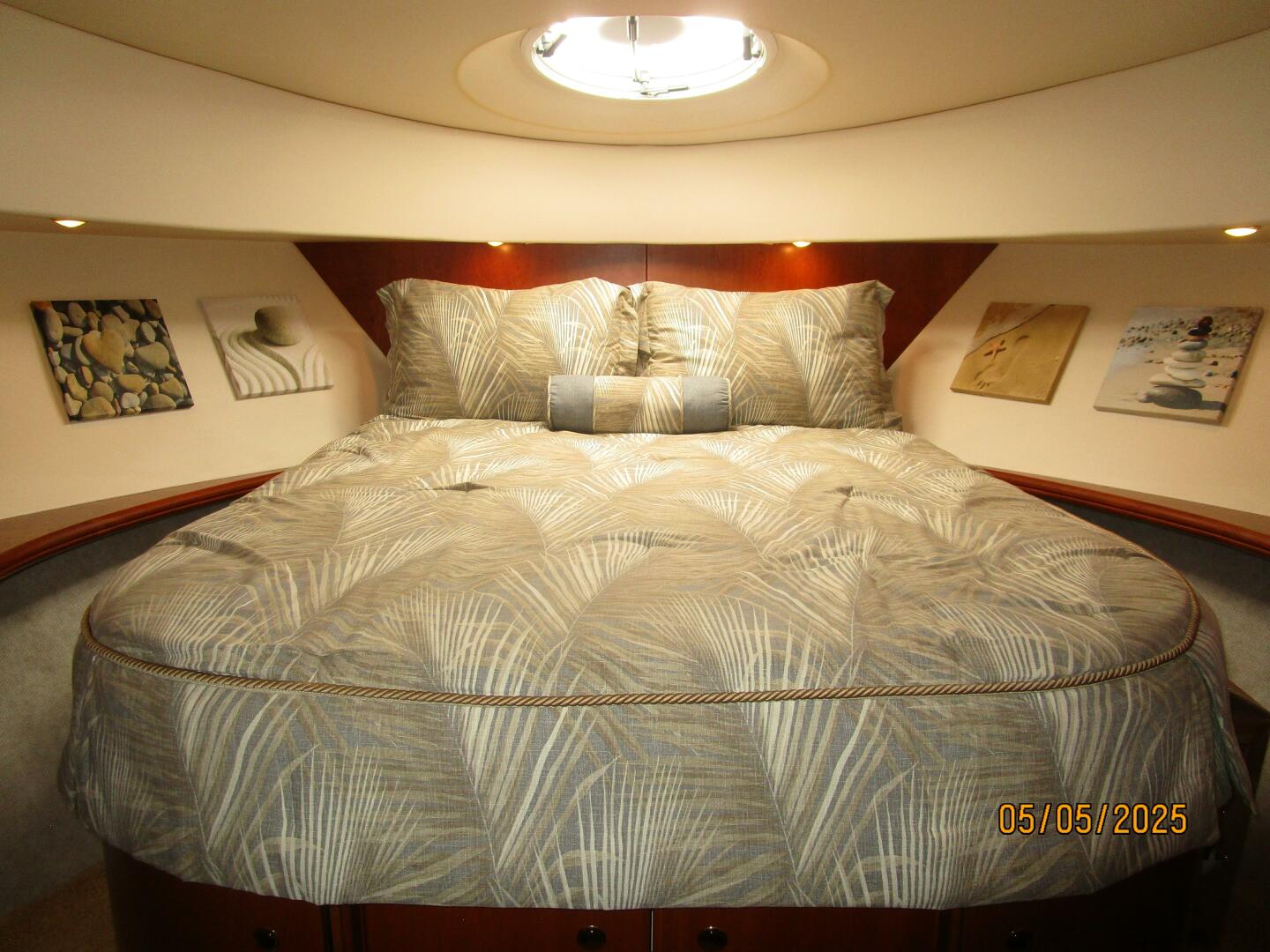 Slide: The Image of 43' Silverton guest stateroom - 5281722
