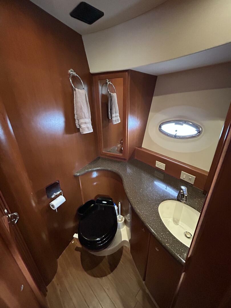 Slide: The Image of 43' Silverton guest stateroom head - 5281724