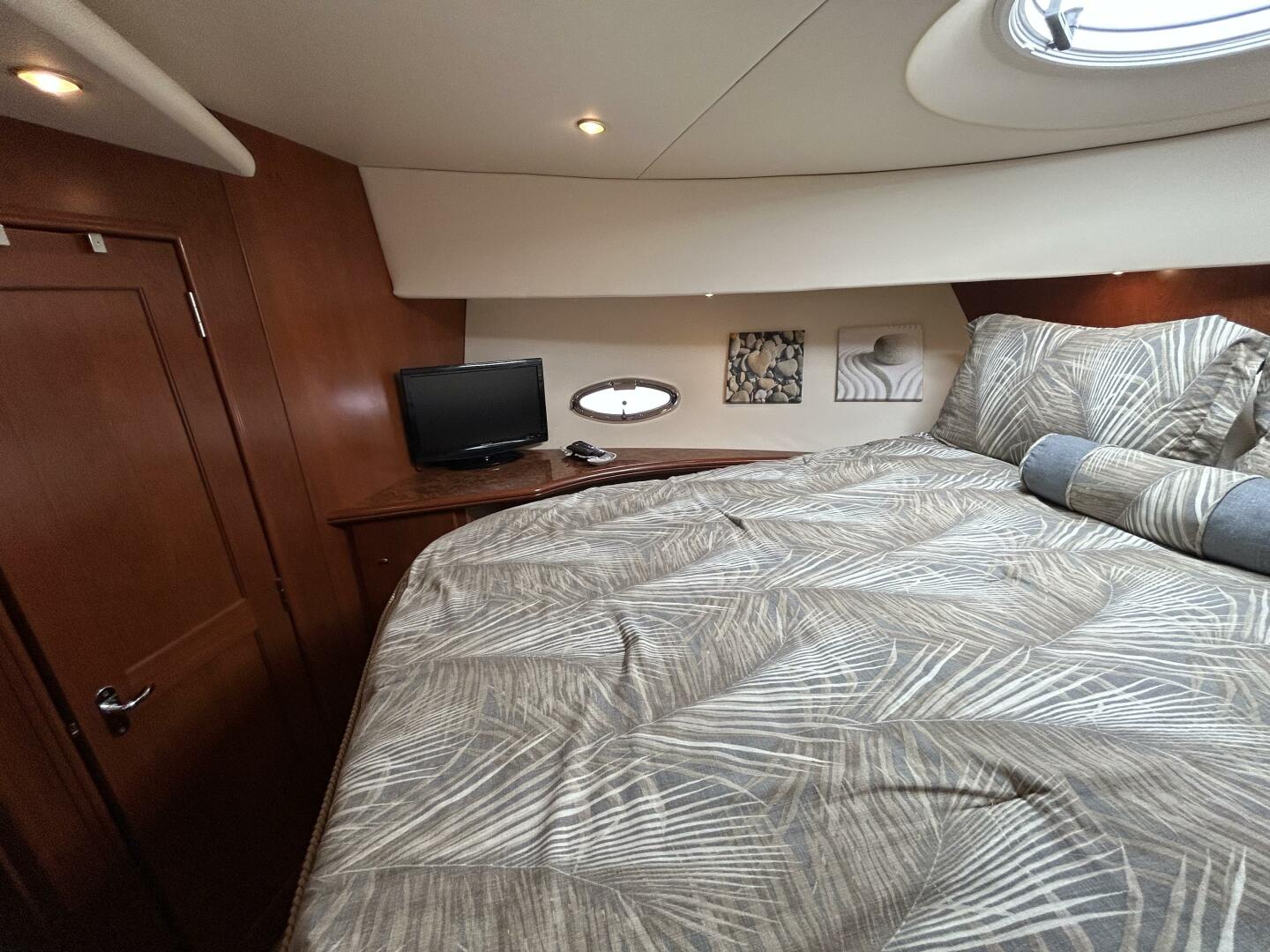 Slide: The Image of 43' Silverton guest stateroom port - 5281726