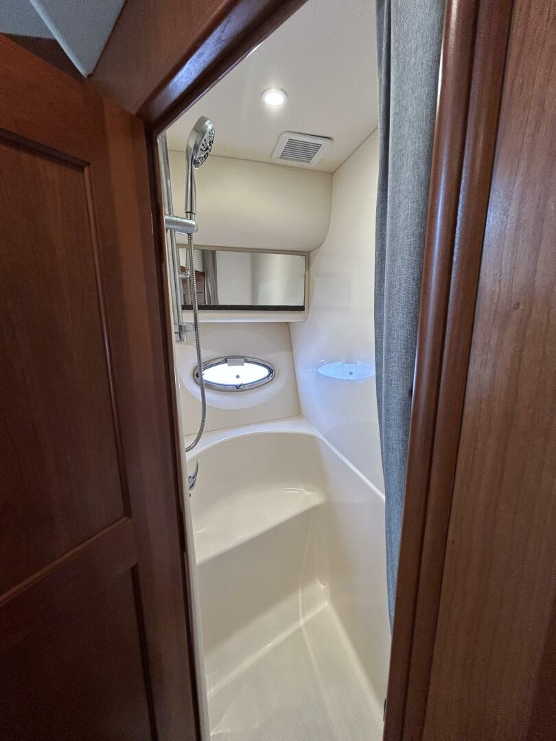 Slide: The Image of 43' Silverton guest stateroom shower - 5281729