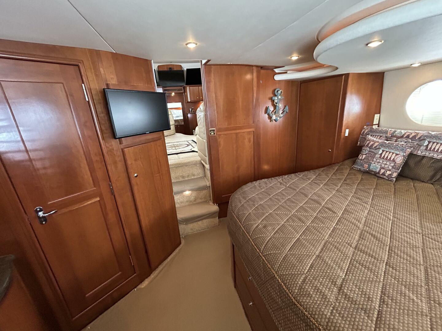 Slide: The Image of 43' Silverton master stateroom forward - 5281747