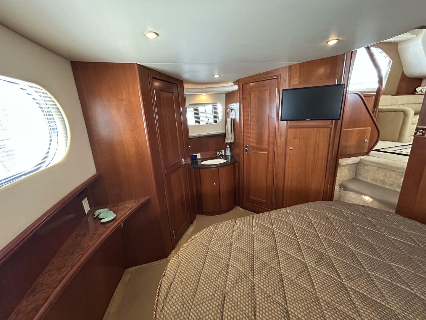 Slide: The Image of 43' Silverton master stateroom port - 5281753