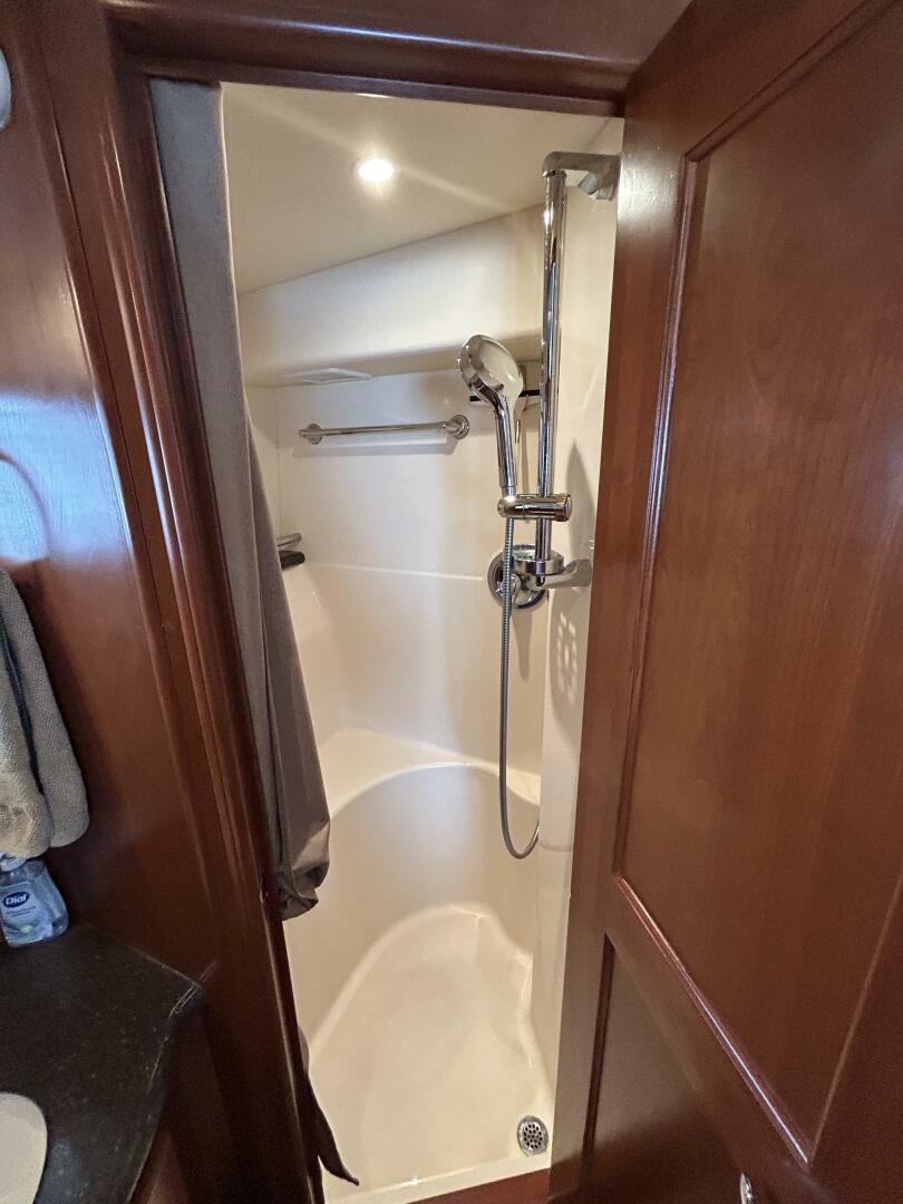 Slide: The Image of 43' Silverton master stateroom shower - 5281756
