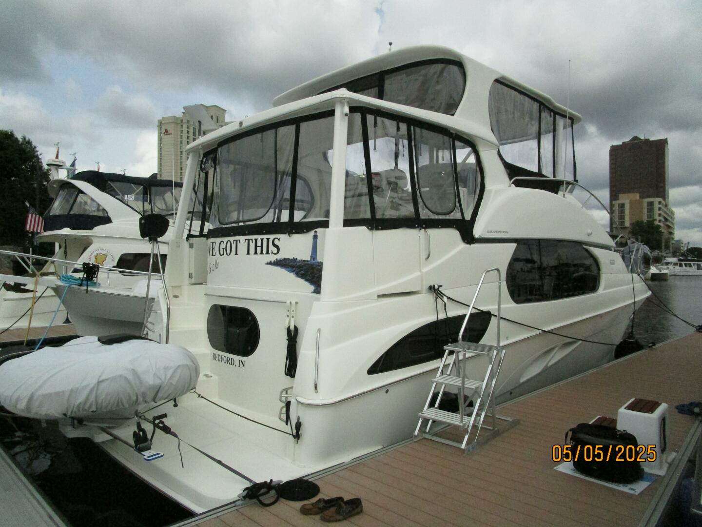 Slide: The Image of 43' Silverton starboard aft profile - 5281774