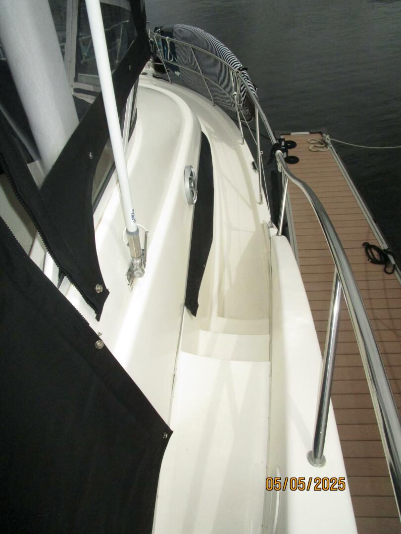 Slide: The Image of 43' Silverton starboard side deck2 - 5281778