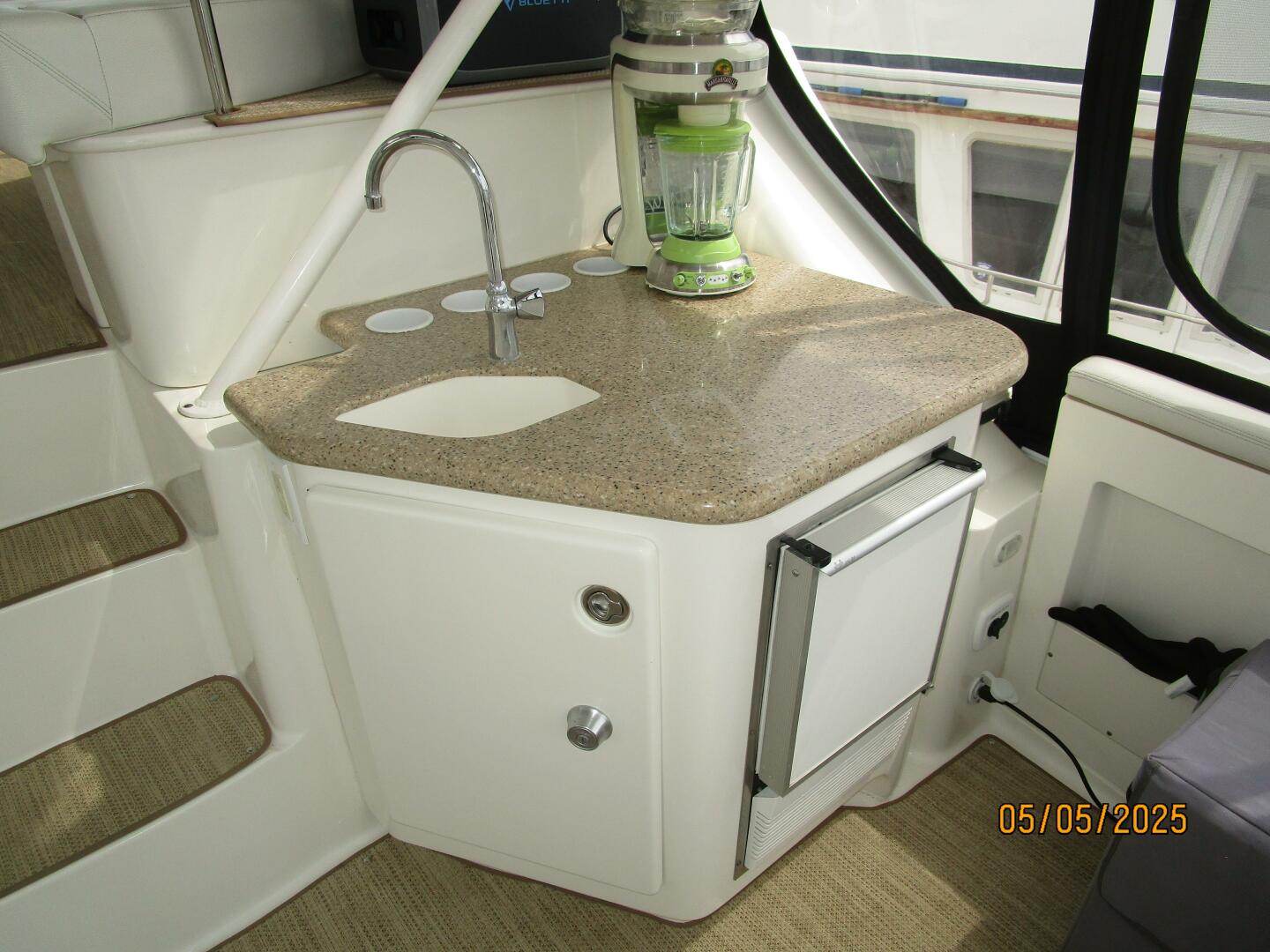 Slide: The Image of 43' Silverton sundeck wetbar - 5281785