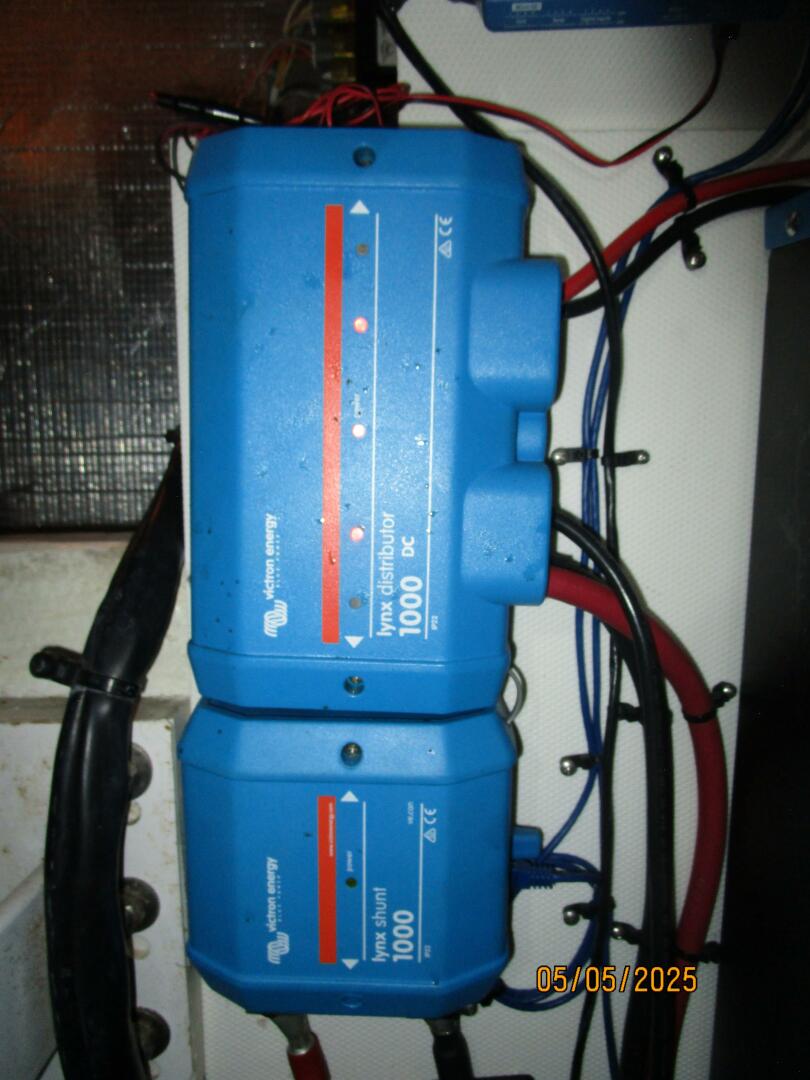 Slide: The Image of 43' Silverton distributor-shunt - 5281794