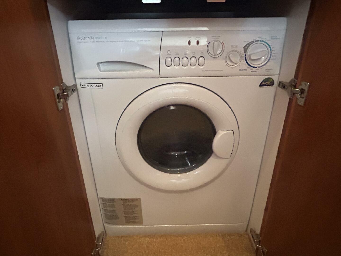 Slide: The Image of 43' Silverton washer-dryer - 5281795