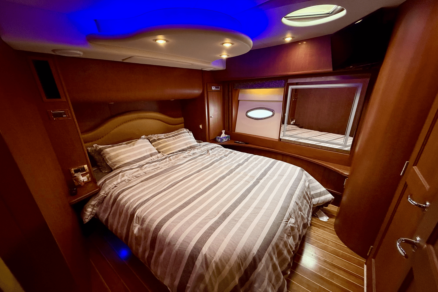 Slide: The Image of Silverton 50 CONVERTIBLE 2006 - 80