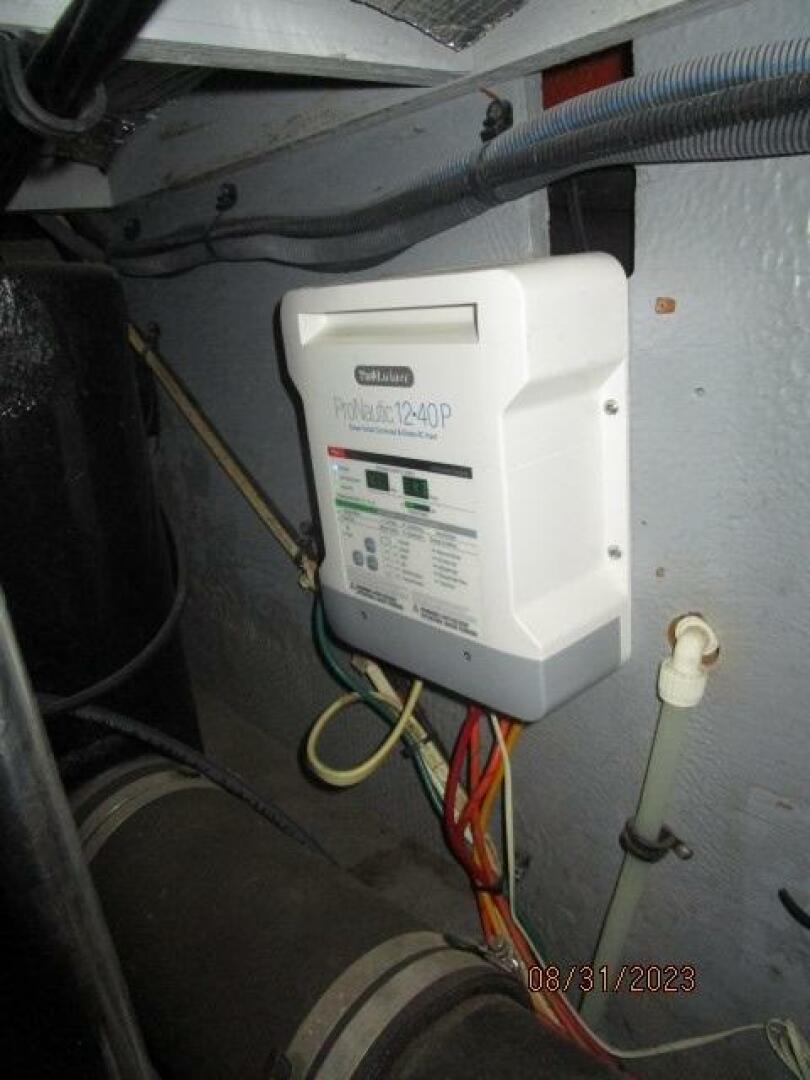 Slide: The Image of 34' Silverton battery charger - 3877821